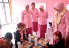 Ketua-YKB-Jatim-Berbagi-Makan-Bergizi-di-TK-Kemala-Bhayangkari-81-Sumenep