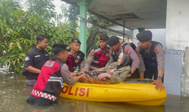 Polres-Pasuruan-Kota-Evakuasi-Warga-Terdampak-Banjir-dan-Beri-Bantuan-1000-Nasi-Kotak