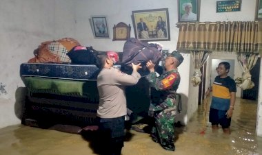 Sinergitas-Polisi-dan-TNI-Evakuasi-Warga-Terdampak-Banjir-di-Kota-Mojokerto