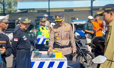 Operasi-Ketupat-2025-Polres-Trenggalek-Sediakan-Patroli-Bensin-dan-Tambal-Ban-Gratis-di-JLS