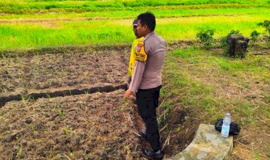 Anggota-Polsek-Krembung-Tinjau-Kesuburan-Lahan-Pertanian-Dukung-Program-Ketahanan-Pangan-Nasional