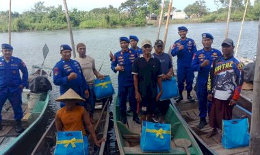 Peringati-Hari-Bhayangkara-ke-79,-Polairud-Polresta-Sidoarjo-Bagikan-Sembako-untuk-Nelayan-di-Tlocor-Jabon