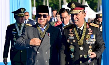 Kapolri-dan-Presiden-Kenakan-Tanda-Kehormatan-Bintang-Bhayangkara-Utama-Saat-Pimpin-Upacara-HUT-Bhayangkara-ke-79