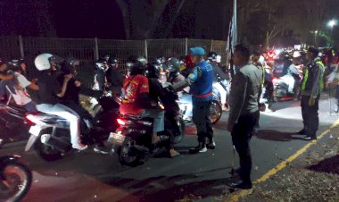 Humanis,-Polisi-Berhasil-Bubarkan-Pesilat-yang-Tutup-Akses-Jalan-Malang---Blitar