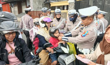 Polisi-Menyapa-:-Operasi-Patuh-Semeru-2025-Polres-Jember-Sebar-Brosur-Edukasi-Tertib-Lalin-Bagi-Pengguna-Jalan