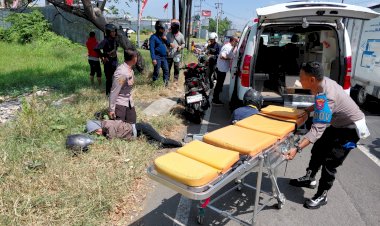 Kapolsek-Taman-Sigap-Tangani-Korban-Laka-Lantas-di-Jalan-Raya-Trosobo