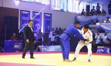 Kapolri-Jadi-Wasit-di-Kejuaraan-Judo-Kapolri-Cup-2025