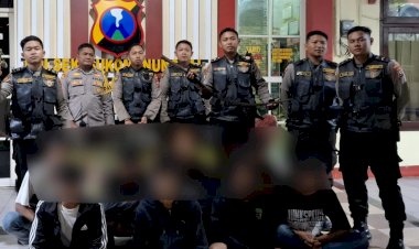 Patroli-Jogoboyo-Amankan-8-Pemuda-Hendak-Tawuran-di-Surabaya,-Sejumlah-Sajam-Disita