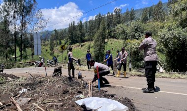 Aksi-Cepat-Tanggap-Polres-Probolinggo-Tangani-Tanah-Longsor-di-Jalur-Bromo