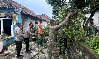 Hujan-Deras-Disertai-Angin-Terjang-Empat-Desa-di-Prambon