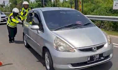 Respons-Cepat-Polantas-Gresik-Bantu-Kendaraan-Pemudik-Mogok-di-Sembayat