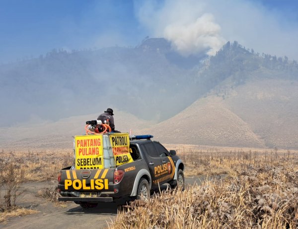 Polres Probolinggo Terjunkan Personel dan Armada Modifikasi untuk Padamkan Karhutla di Blok Pengol Bromo