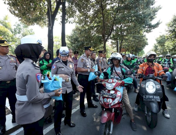 Jumat Berkah, Polda Jatim Salurkan 600 Paket Sembako untuk Pengemudi Ojol