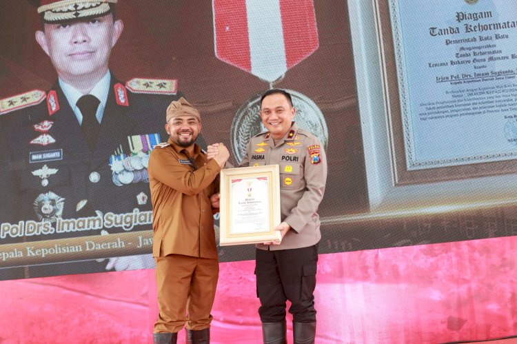 Polda Jatim Terima Penghargaan 'Hakaryo Guno Mamayu Bawono' dari Pemkot Batu