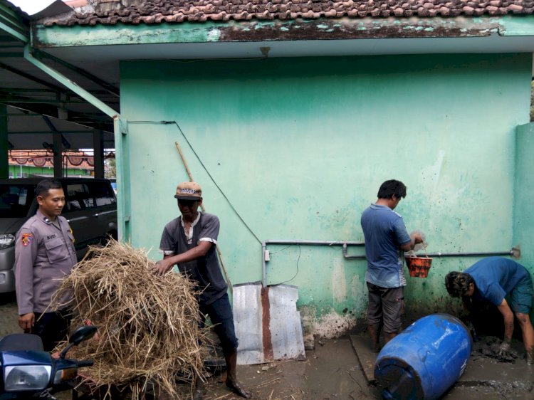 Dukung Ketahanan Pangan, Bhabinkamtibmas Krembung Sambangi Peternak Belut