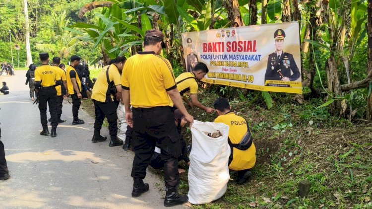 Polres Blitar Kota Gandeng Perguruan Silat Bersihkan Lingkungan Sambut Hari Bhayangkara ke -79