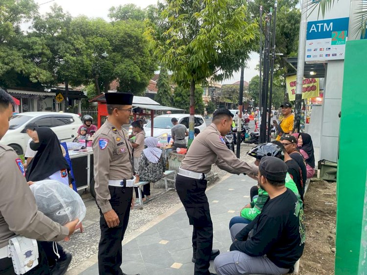 Operasi Patuh Semeru 2025, Polres Ponorogo Beri Helm Gratis untuk Ojol