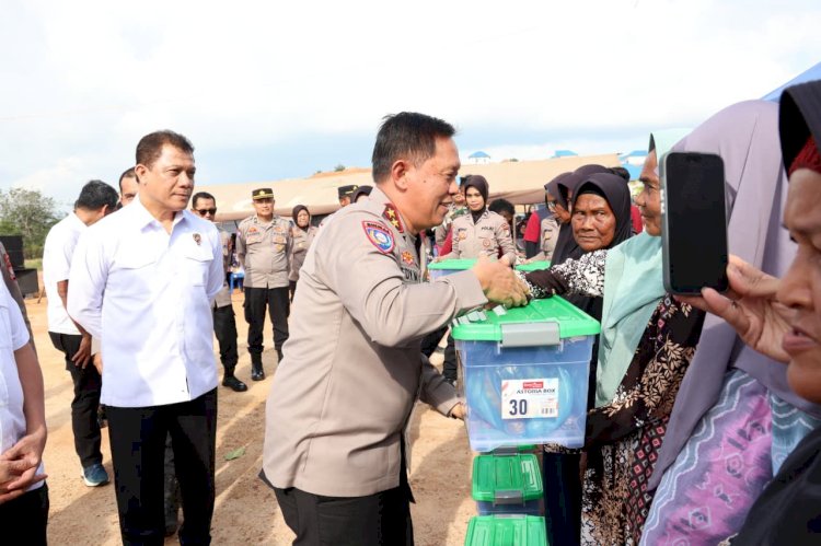 Polri Gelar Bakti Sosial 35 Tahun IKDB 90, Bagikan 1.485 Paket Sembako di Rempang Batam