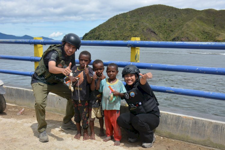 Sentuhan Humanis Personel Satgas Ops Damai Cartenz Bersama Masyarakat dan Anak-Anak di Paniai