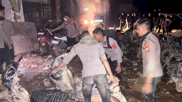 Personel Polri Bersihkan Lumpur dan Sampah Pascabanjir di Jalan Lintas Aceh Tamiang