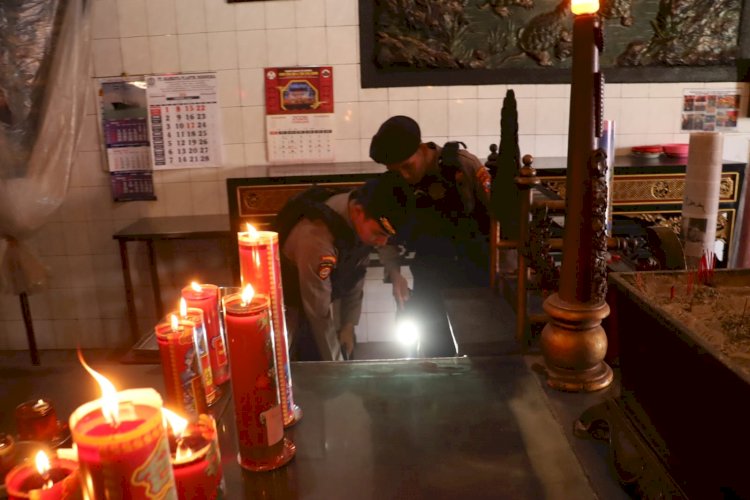 Polres Pelabuhan Tanjungperak Sterilisasi Klenteng Jelang Perayaan Imlek