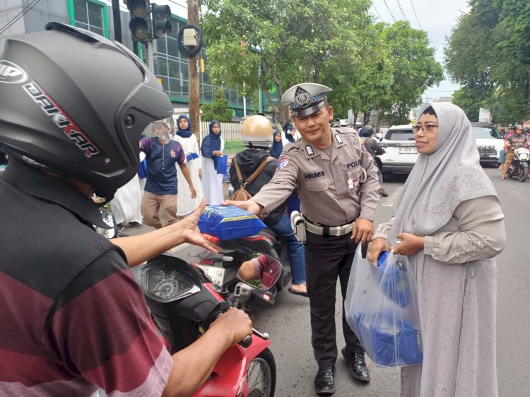 Polsek Krian Amankan Kegiatan Berbagi Takjil SDN 4 Krian